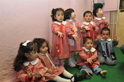 Mexico measures kids showing clean hands