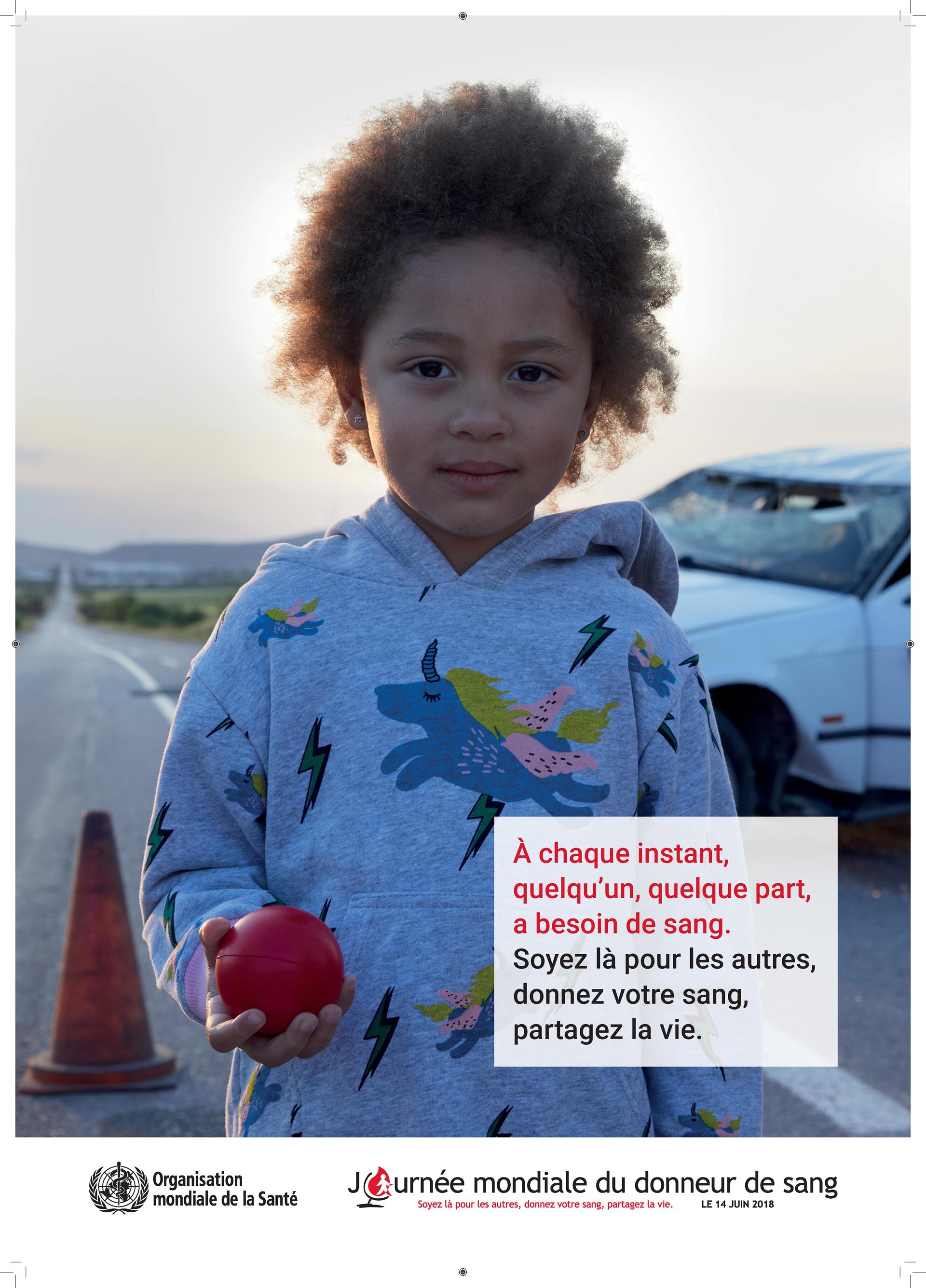 Une jeune enfant tien une ball rouge dans la main - -affiche de la Journée mondiale du donneur de sang 2018 de l'OMS - donnez votre sang partagez la vie