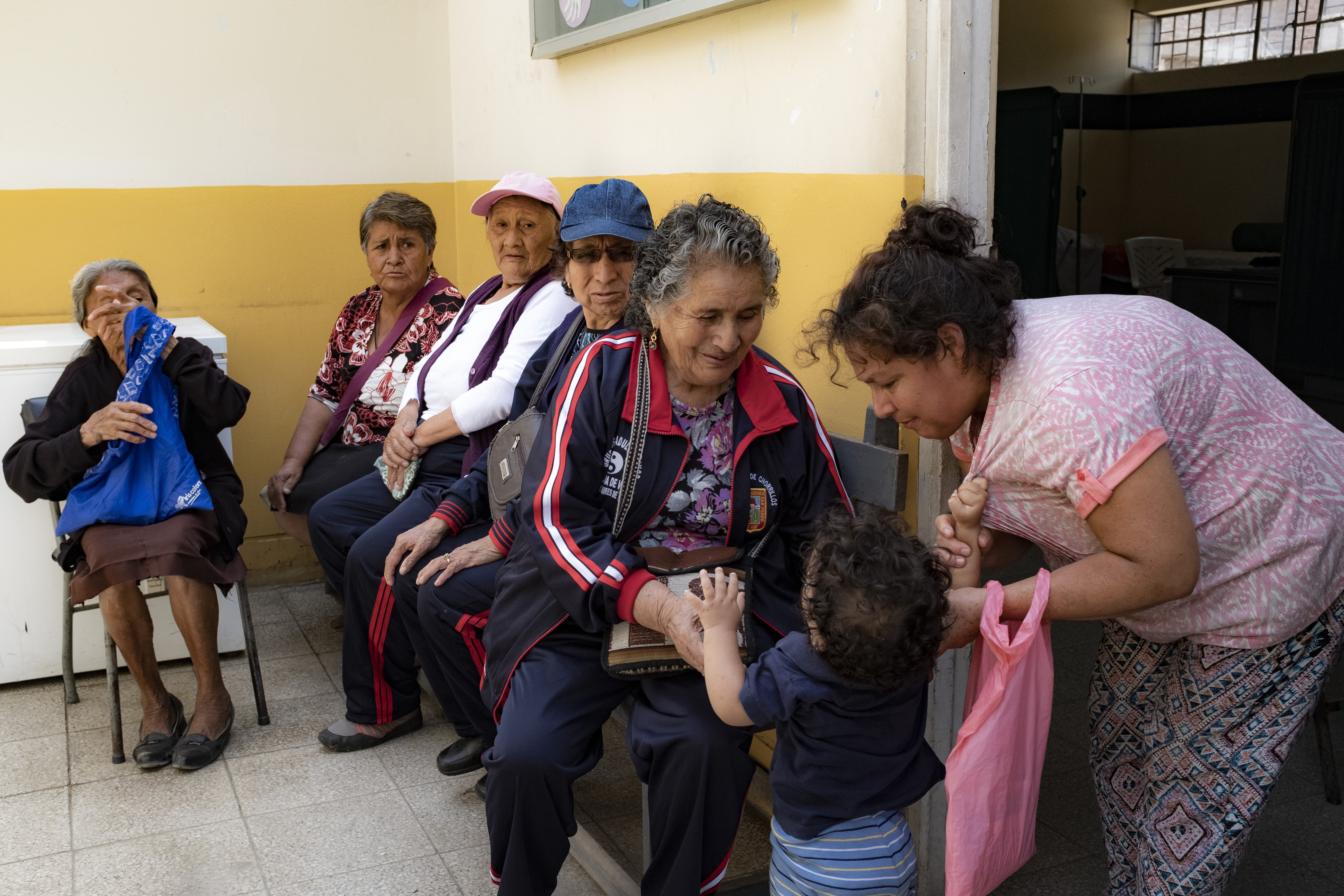 178_WHO Peru Patients waiting for a vision examination at the Maternal and Child Centre Buenos Aires de Villa.