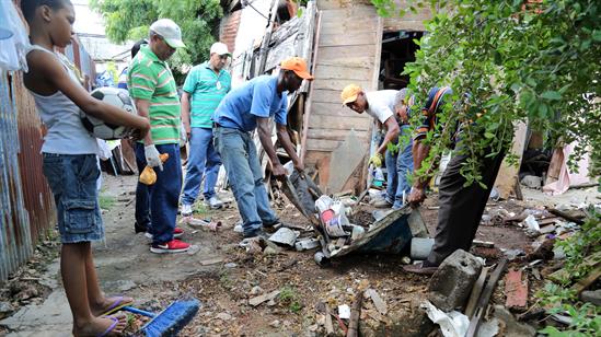 Cleaning to remove mosquito breeding sites in Dominican Republic (c) Luiz Burdiez
