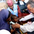 Le Dr Tedros lors de sa visite au Nigéria rencontre une jeune mère avec son enfant.