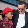 Dr Tedros parle avec un jeune garçon à Madagascar