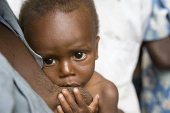 En RDC un enfant tète le sein de sa mère