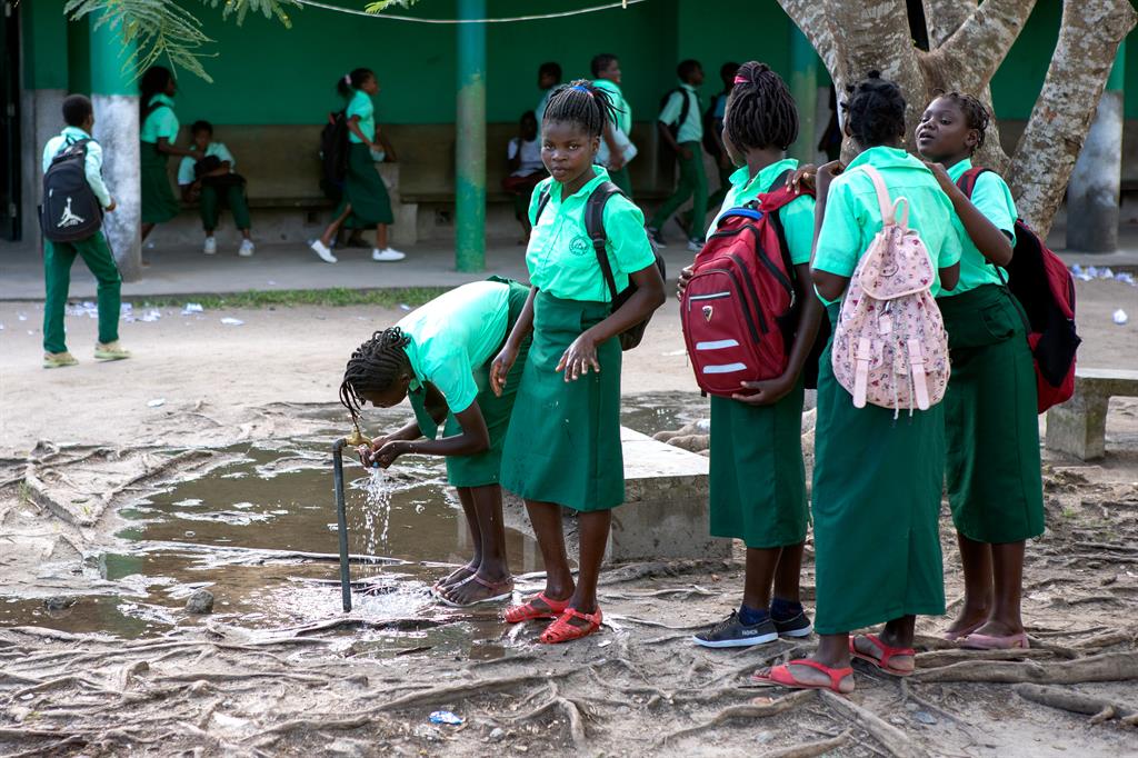 Mozambique cyclone idai children school water oral cholera vaccine