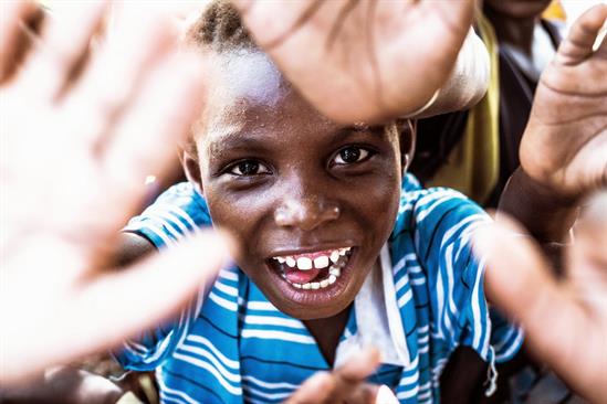 马拉维的一名男孩开心地笑着