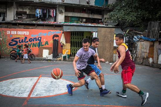 boys playing basketbaall, slums in Manila, Philippines